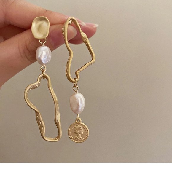 High Baroque Vintage Asymmetrical Matte Pearl Earrings - Picture 2 of 5